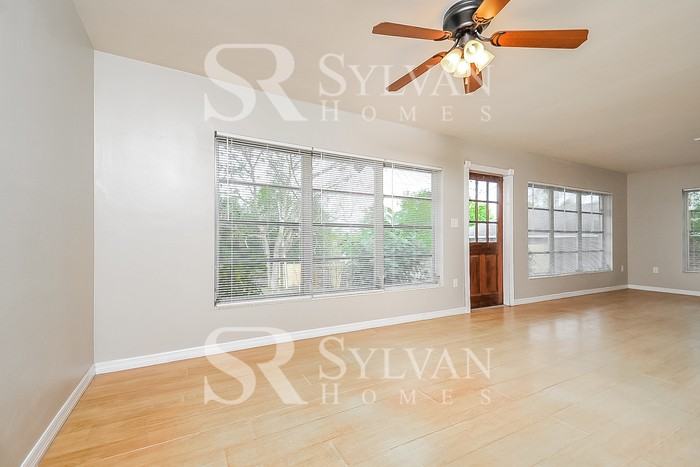 1139 Circle Dr - Photo 3 of 15