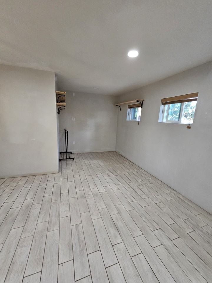 3323 Camino Prado Vis #B - Photo 5 of 8
