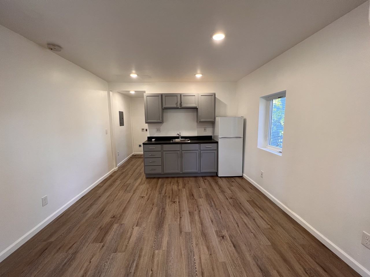 947 Woodmere Ave #B - Photo 3 of 11