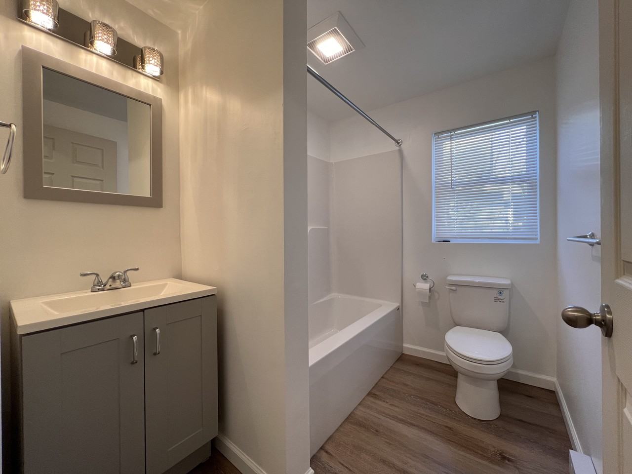 947 Woodmere Ave #B - Photo 7 of 11