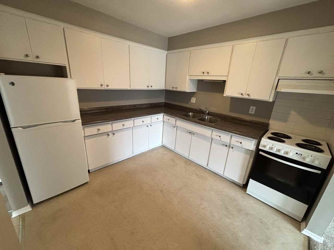 30 19-30 Westmount Road West #19 - Photo 2 of 9