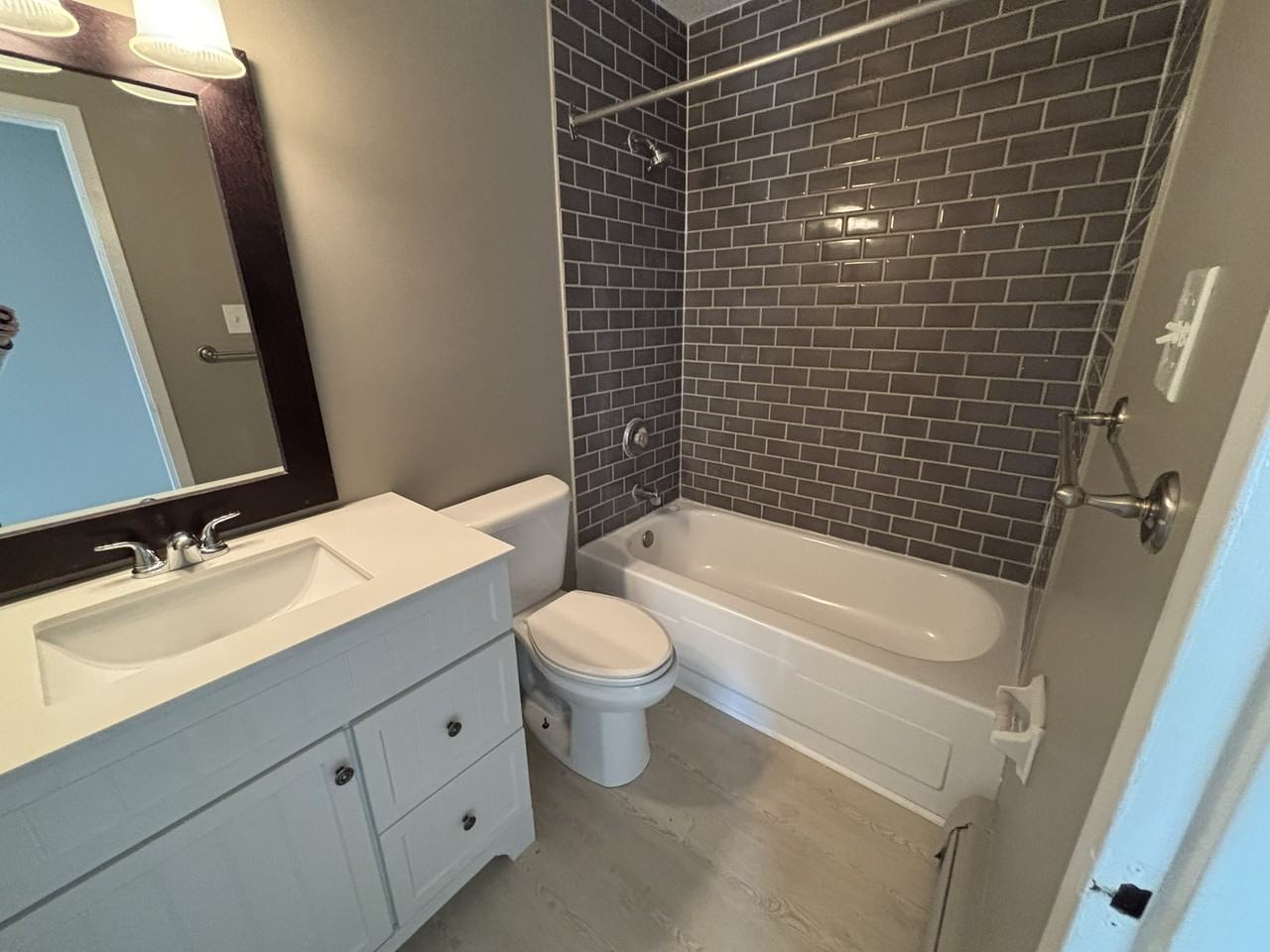 30 19-30 Westmount Road West #19 - Photo 3 of 9