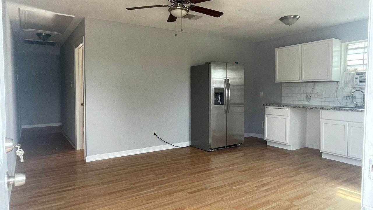 6515 Avenue B #D - Photo 3 of 5