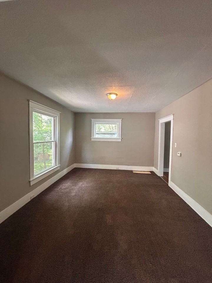 2513 Thompson Ave - Photo 3 of 8