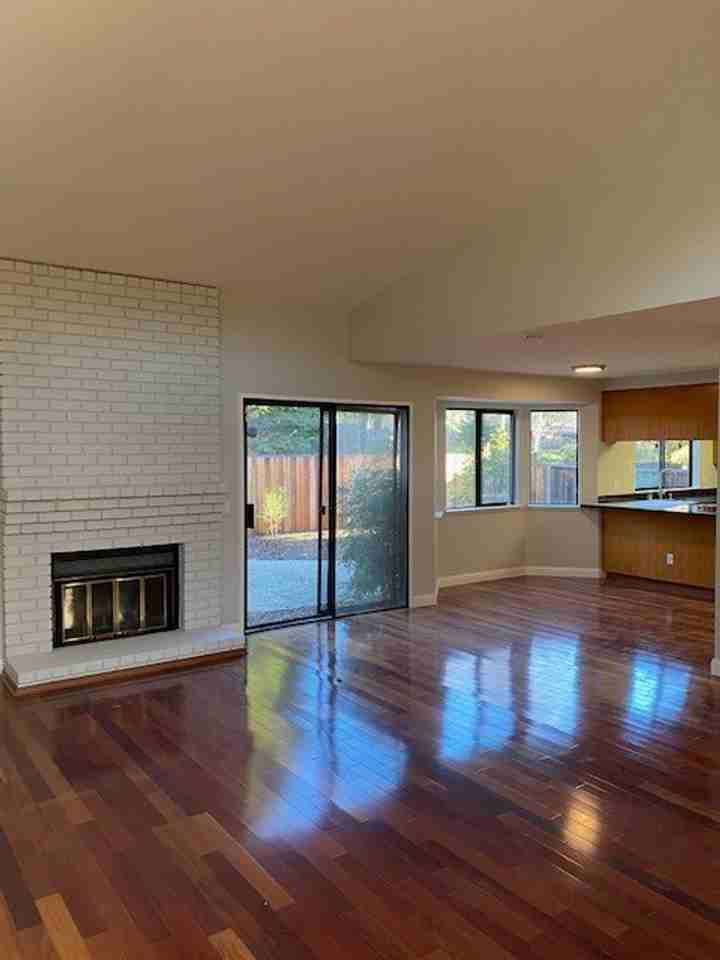 2712 Markham Ct - Photo 3 of 8