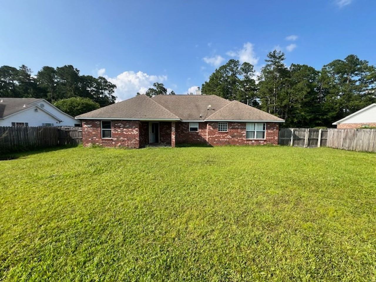 2005 Parkview Dr - Photo 2 of 17