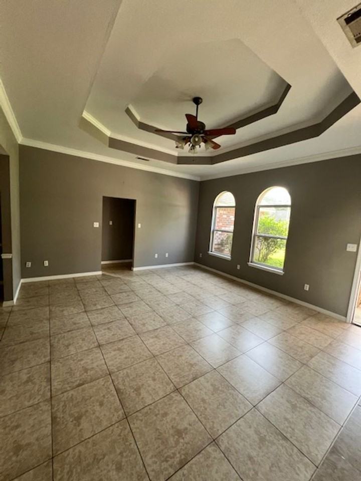 2005 Parkview Dr - Photo 3 of 17