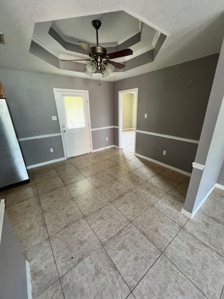 2005 Parkview Dr - Photo 5 of 17