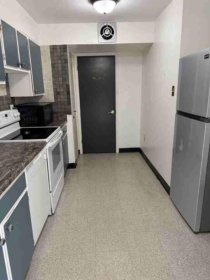 220 Linden St - Photo 3 of 12