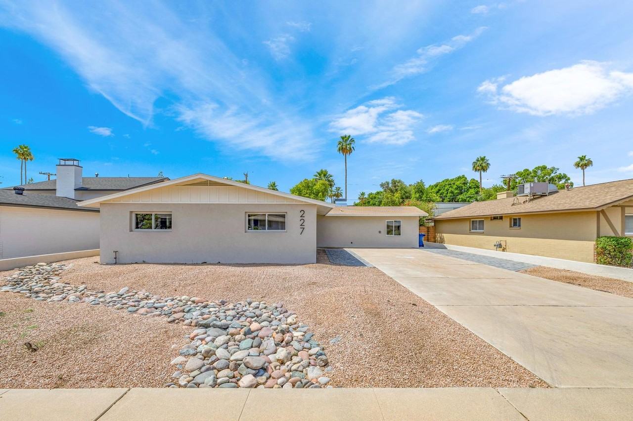 227 E Ellis Dr - Photo 3 of 50