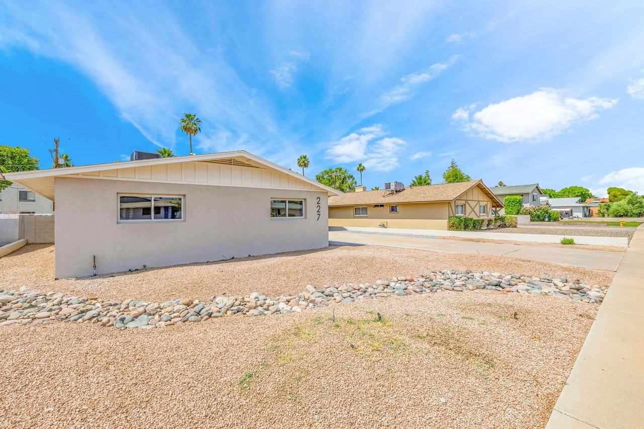 227 E Ellis Dr - Photo 4 of 50