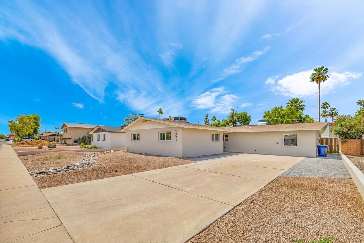 227 E Ellis Dr - Photo 5 of 50