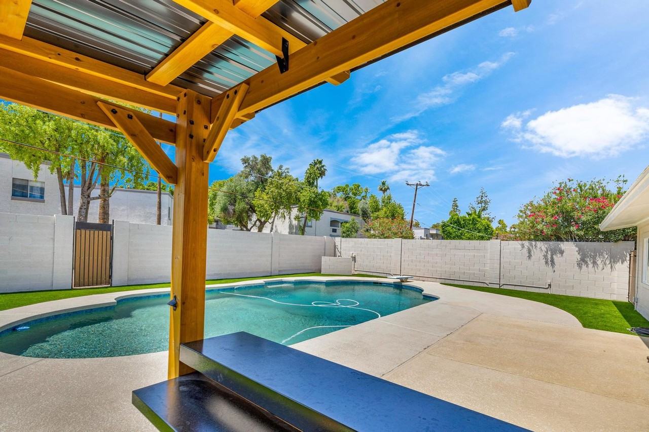 227 E Ellis Dr - Photo 2 of 50