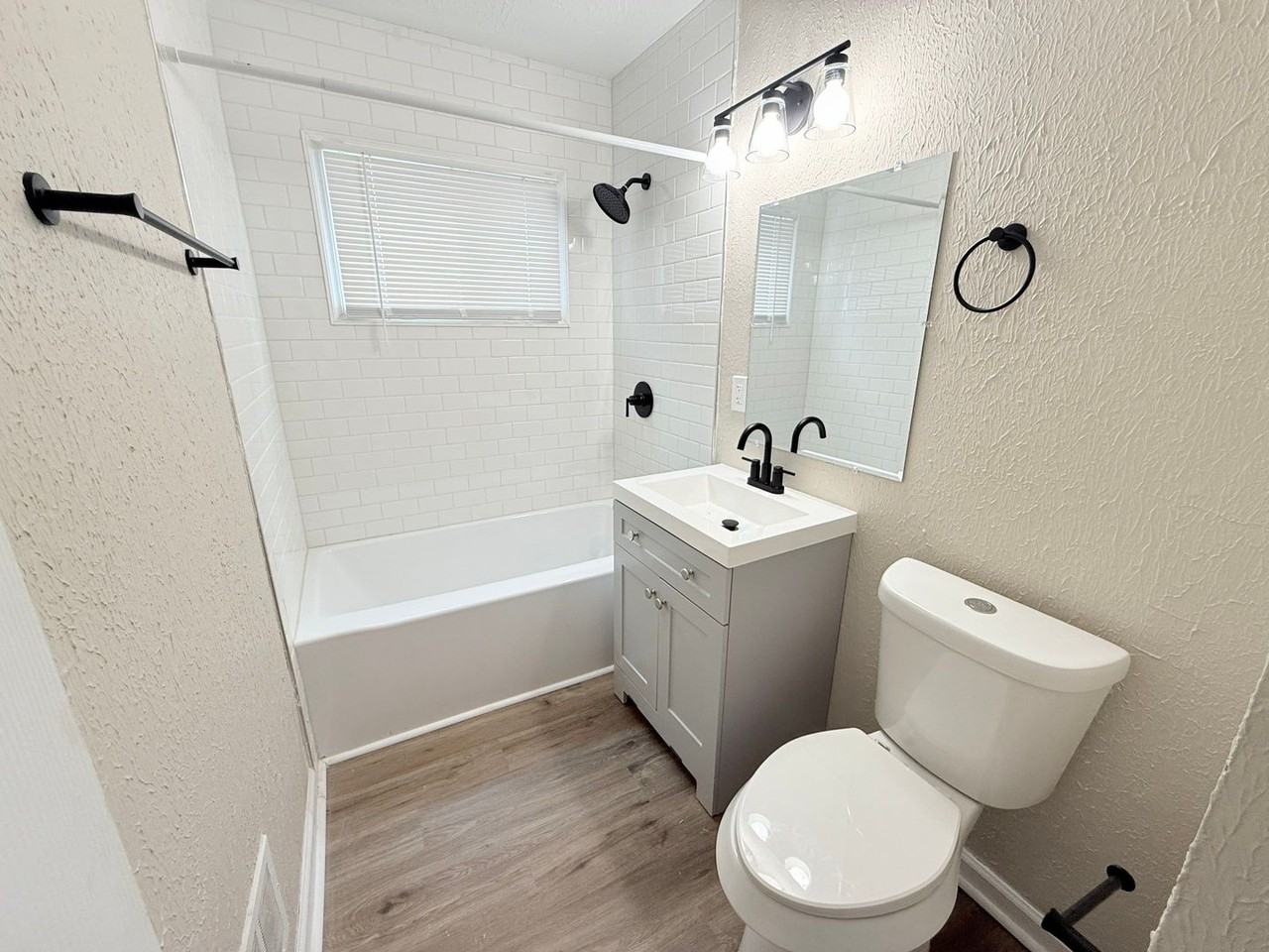 15355 Plainview Ave - Photo 6 of 8