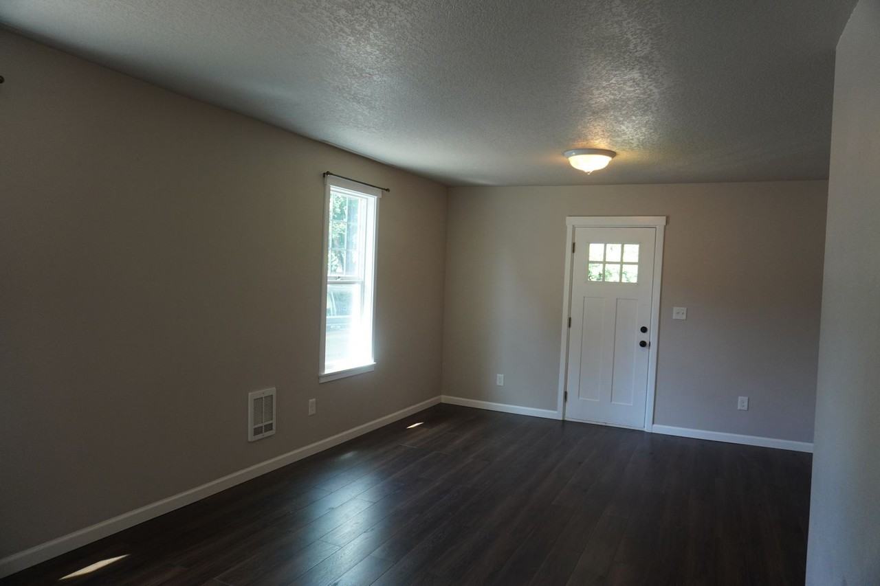 205 N Hubbard Ave - Photo 3 of 15