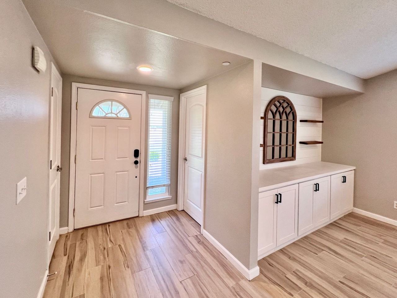 4938 N Orchid Ave - Photo 2 of 31