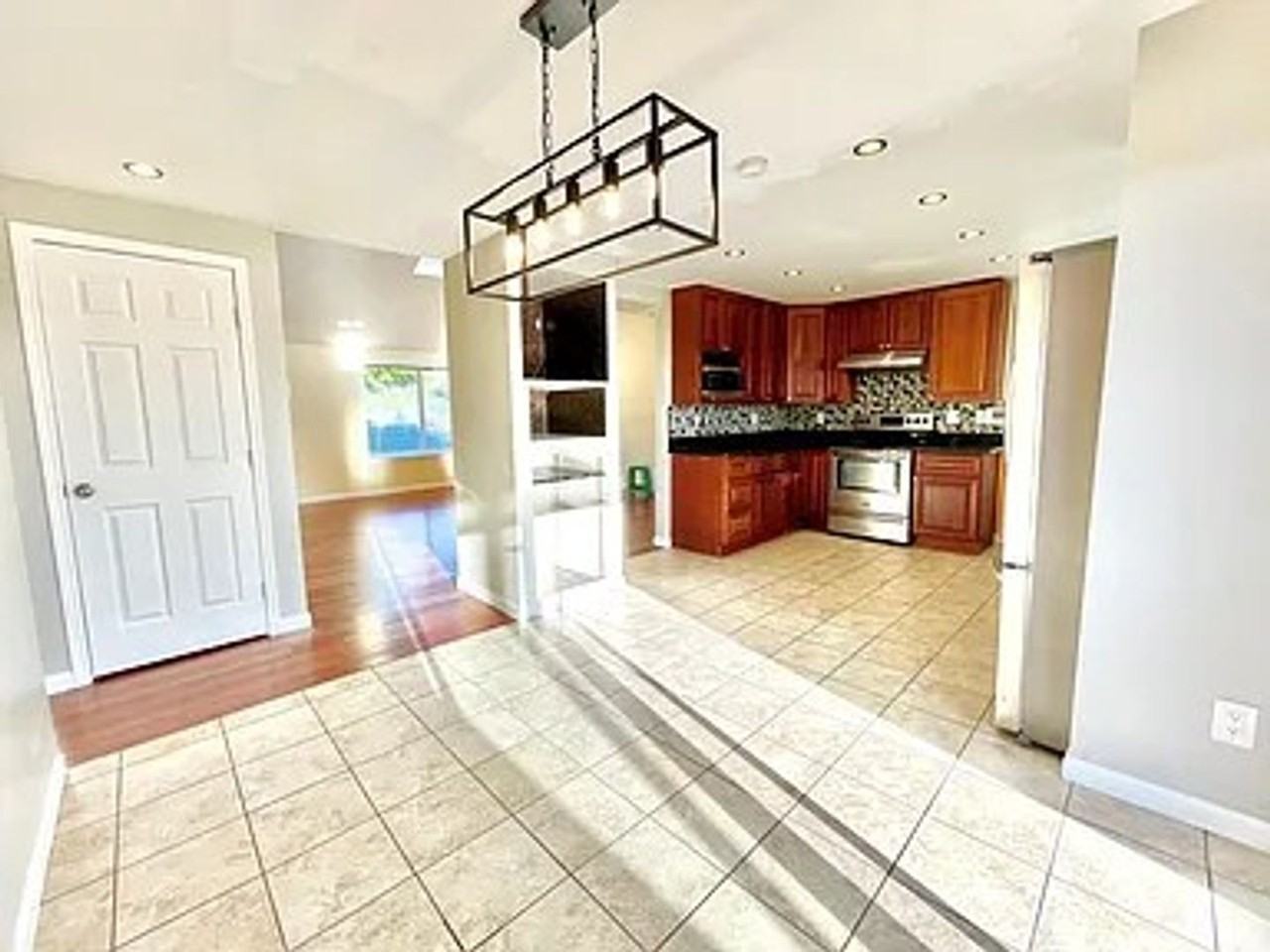 1502 N Juniper St - Photo 3 of 3