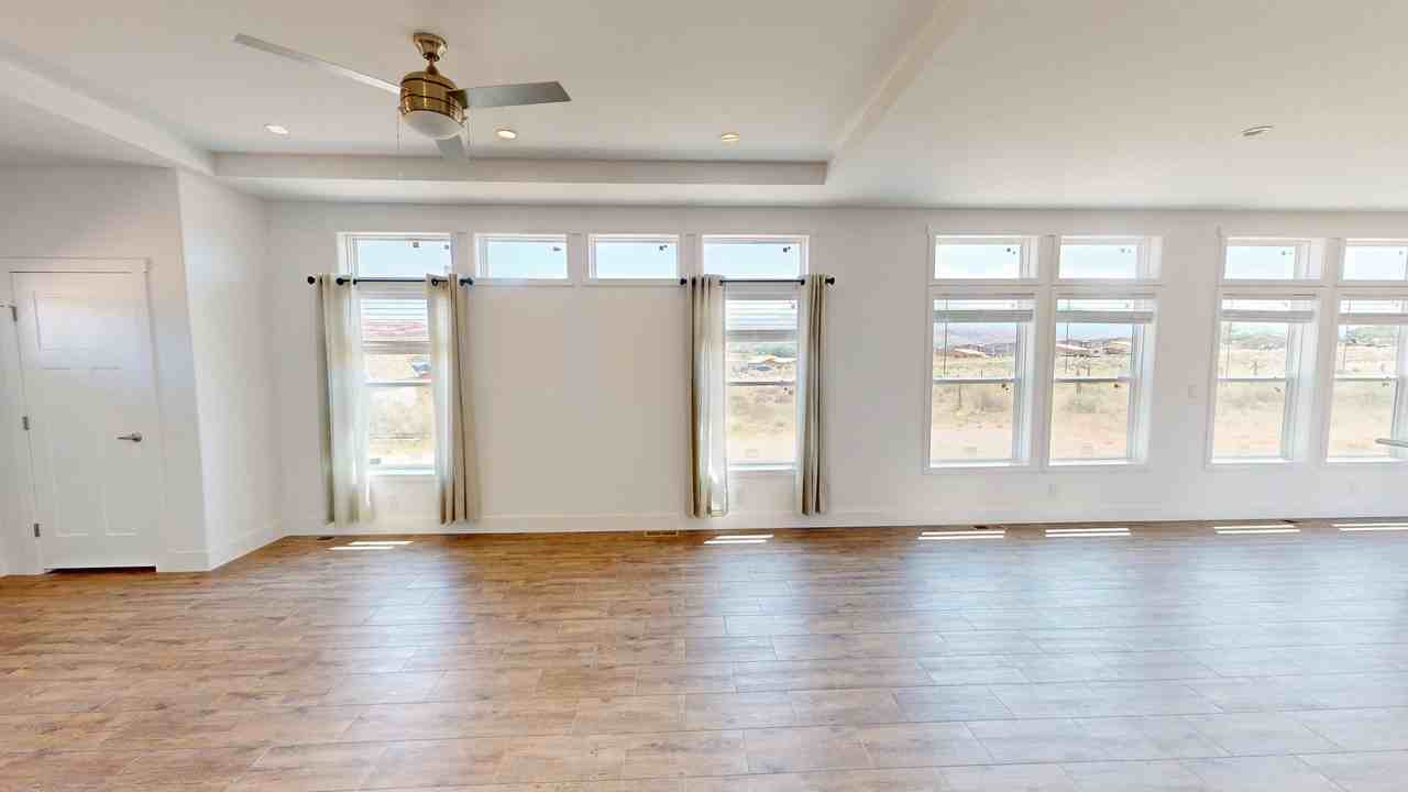 2070 Starbuck Ln - Photo 3 of 30