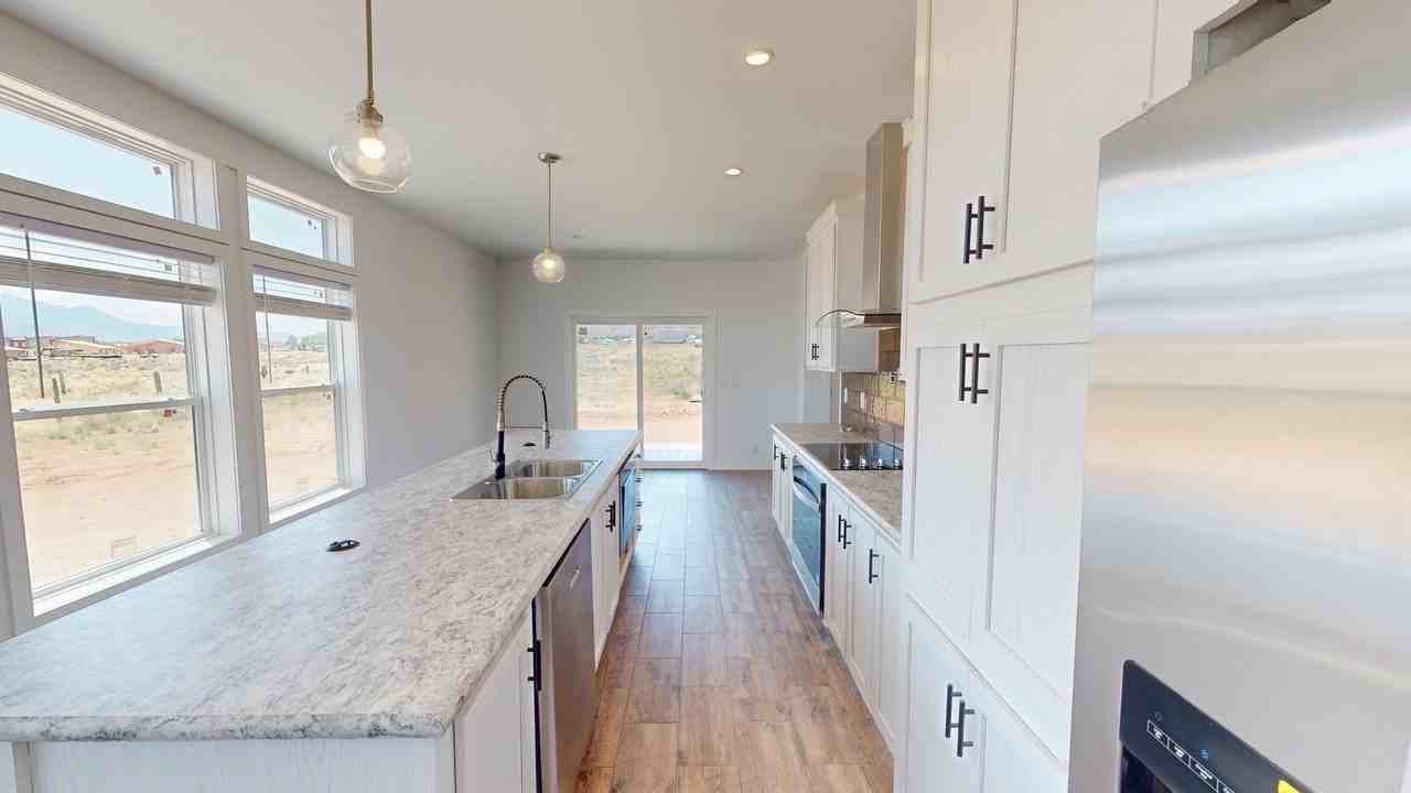 2070 Starbuck Ln - Photo 5 of 30