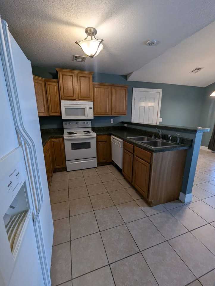 327 S Roane St - Photo 4 of 15