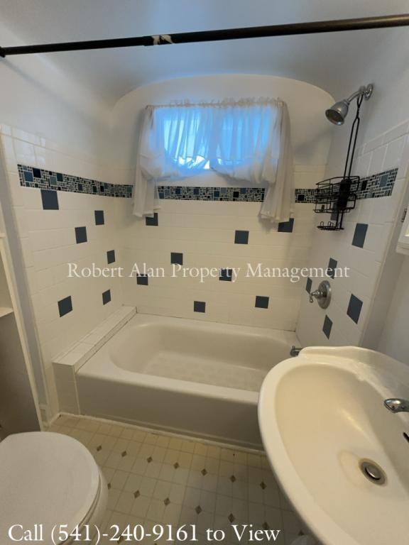 24 Nw 10th St - Photo 5 of 11