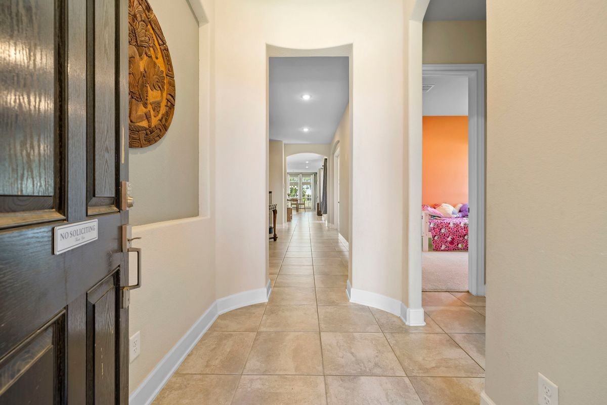 1747 Dunvegan Park - Photo 3 of 50