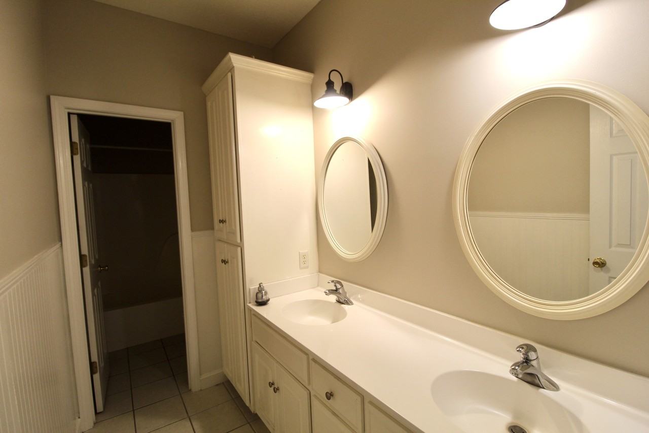 2030 Glen Oaks Dr - Photo 2 of 10