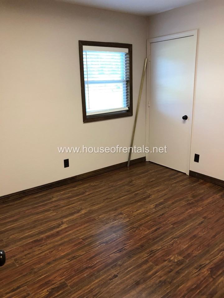 809 S Division St - Photo 2 of 12