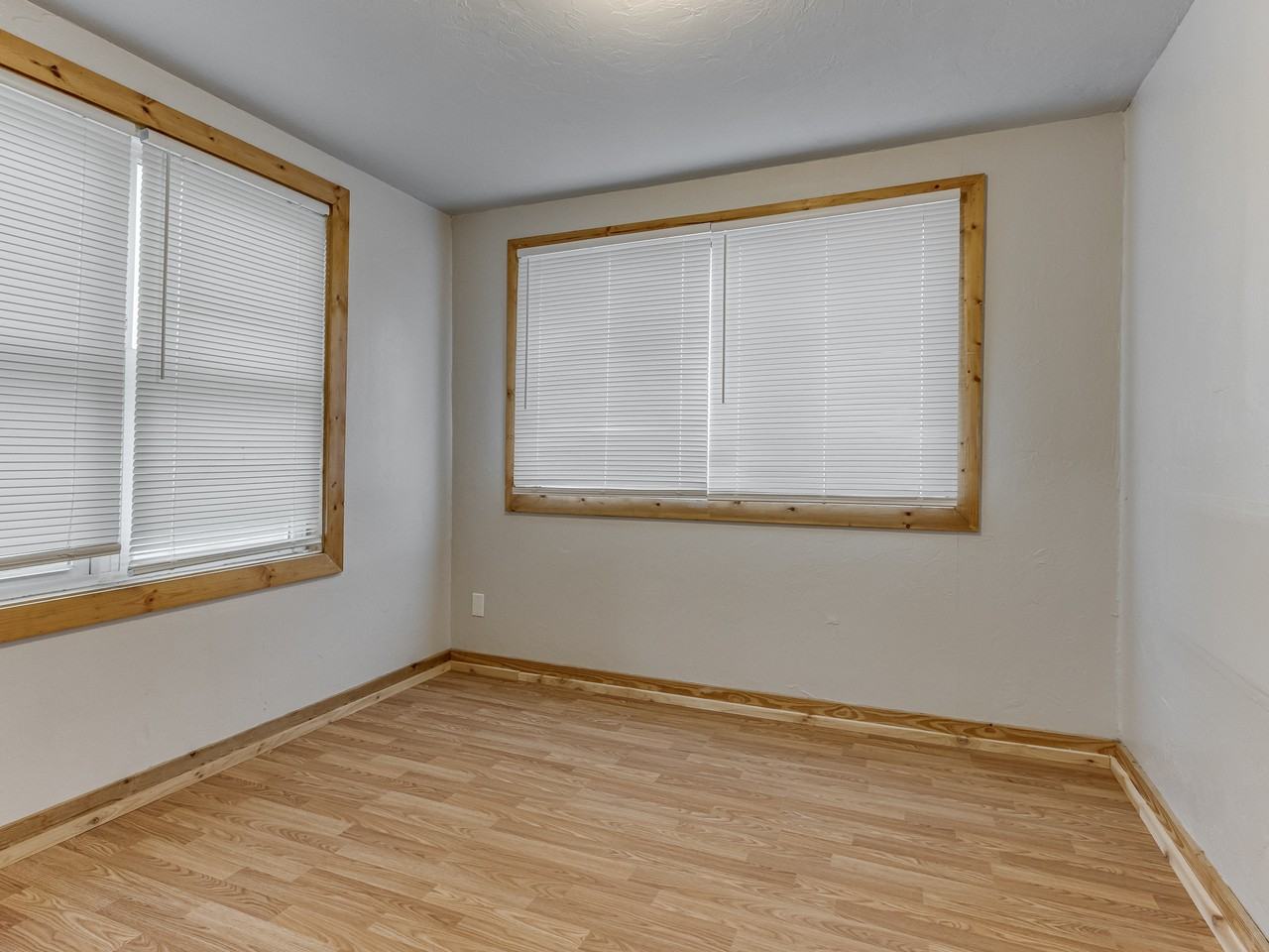1320 S Jensen Ave - Photo 3 of 15