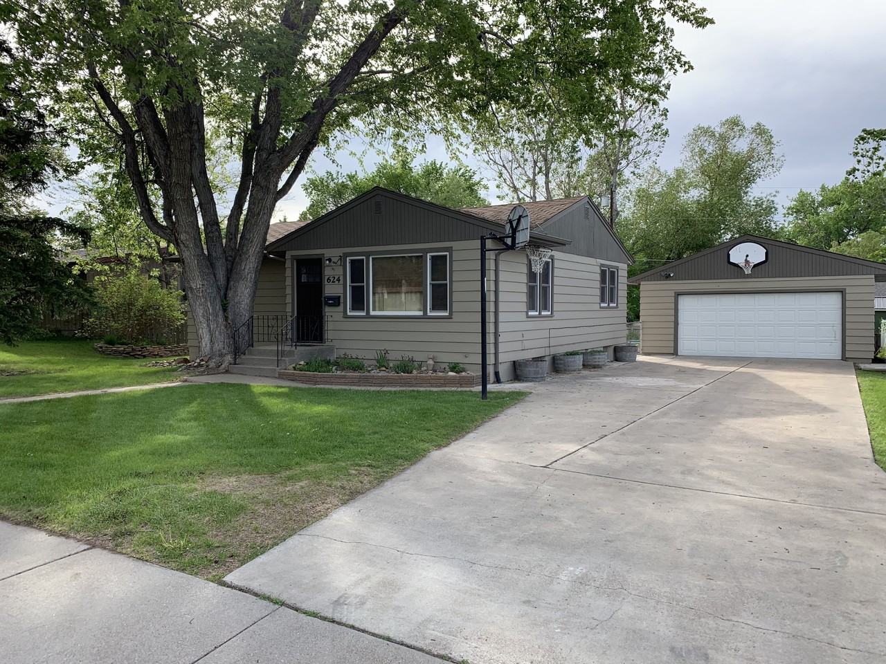 624 Carol Dr - Photo 2 of 24