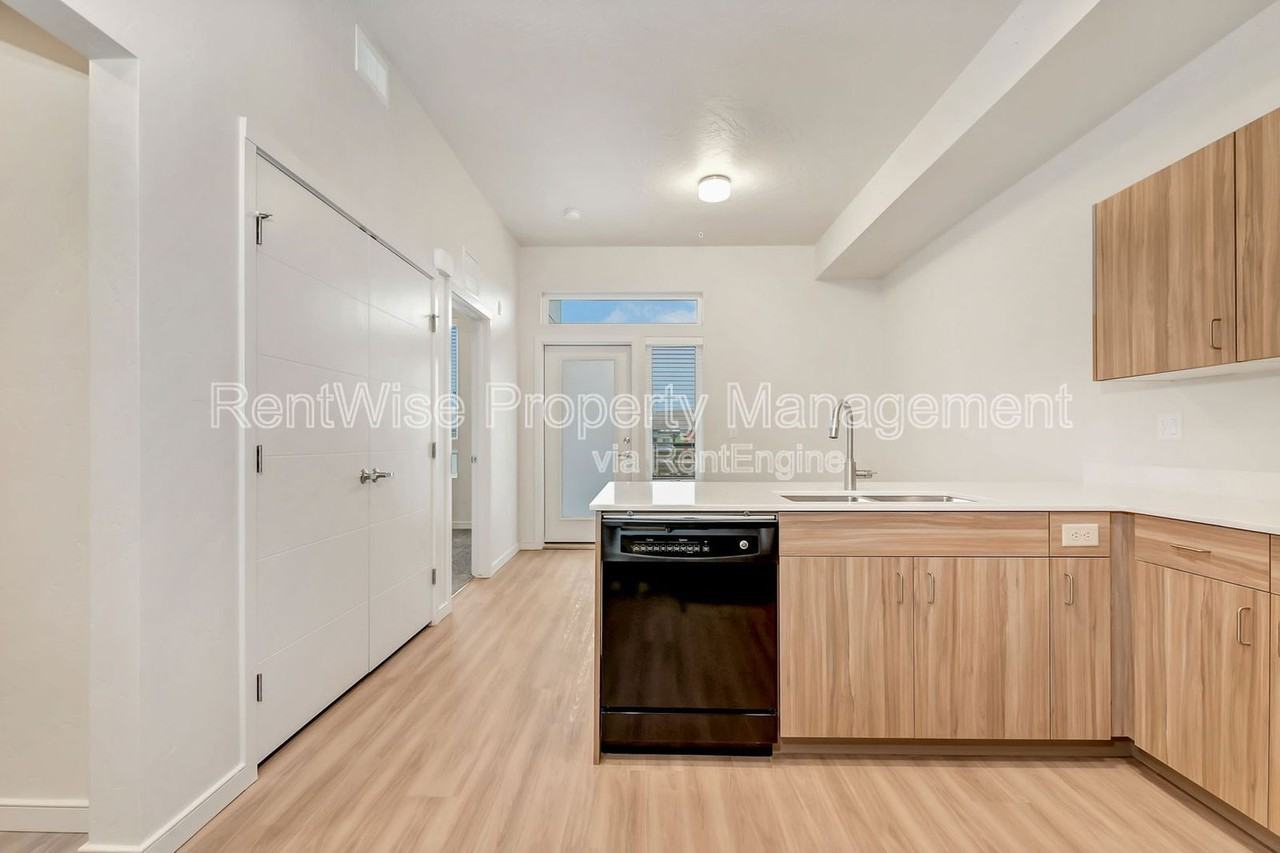 385 E 42nd St #310 - Photo 4 of 16