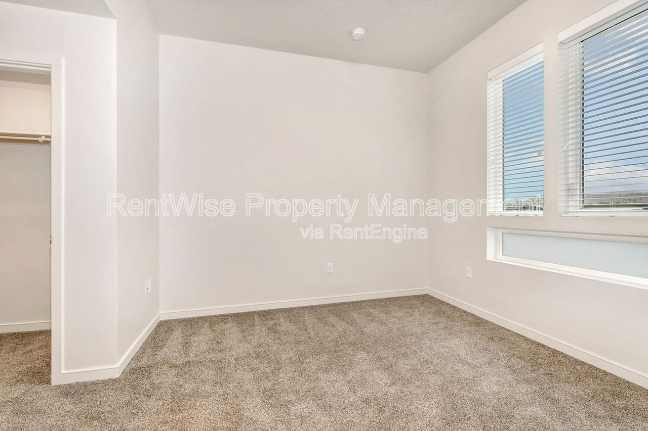 385 E 42nd St #310 - Photo 7 of 16