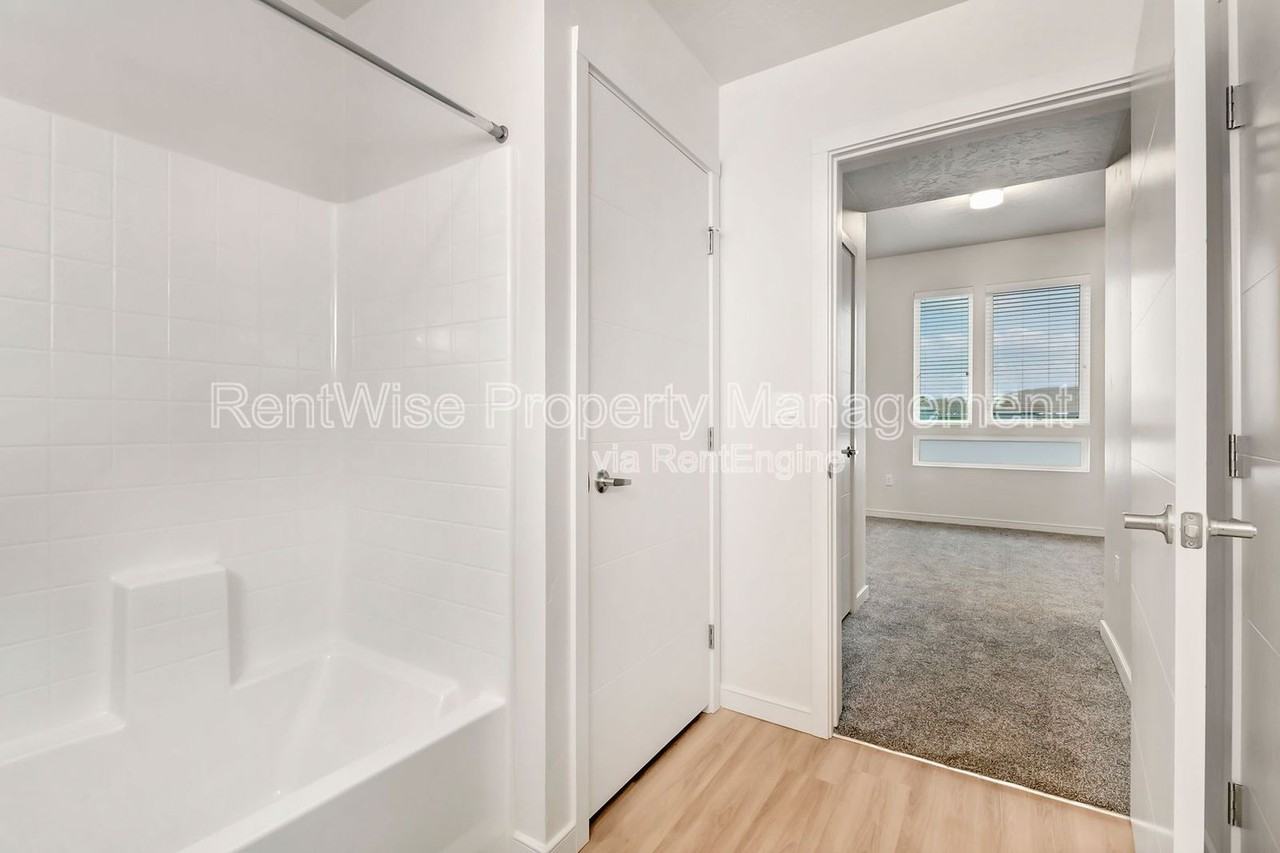 385 E 42nd St #213 - Photo 5 of 16
