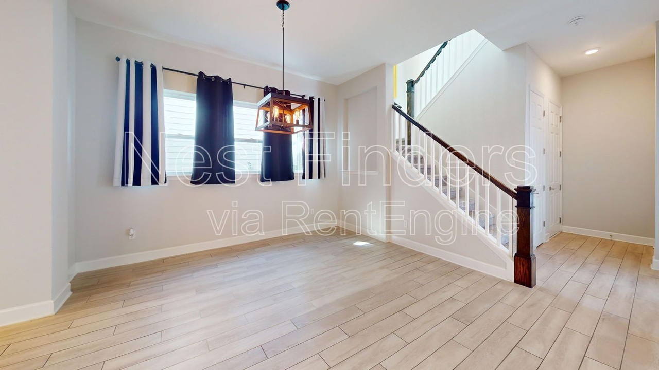 202 Ashbury St - Photo 4 of 40