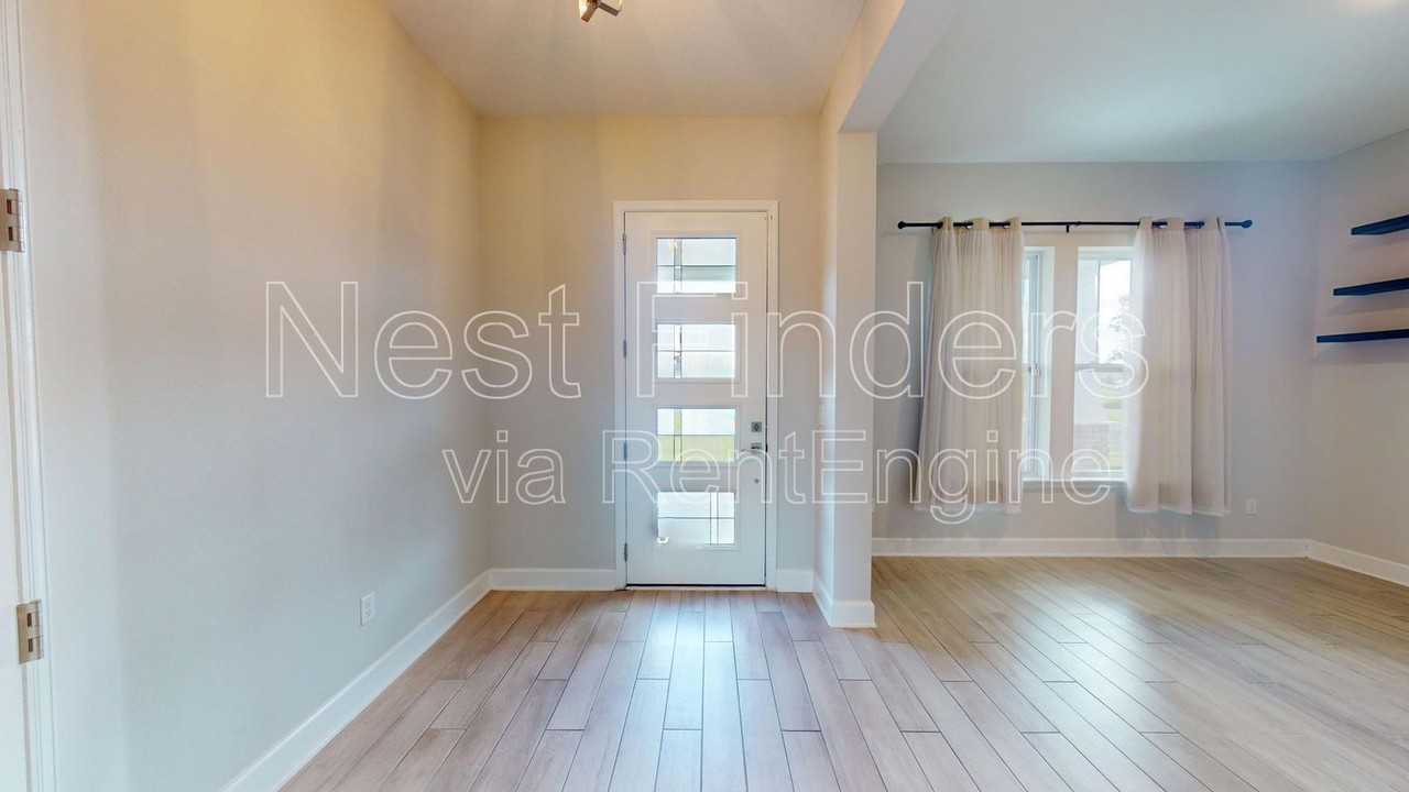 202 Ashbury St - Photo 5 of 40