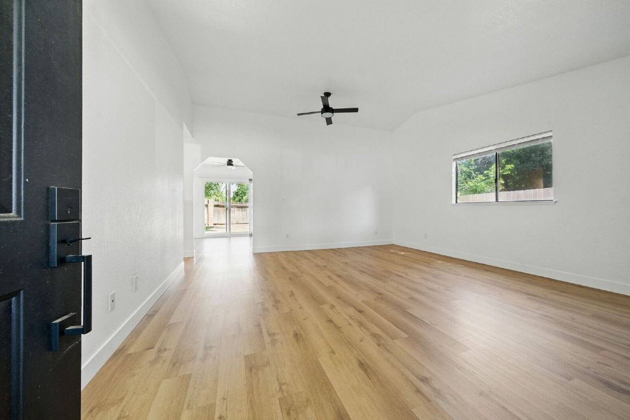 3995 Sunwood Dr - Photo 3 of 23