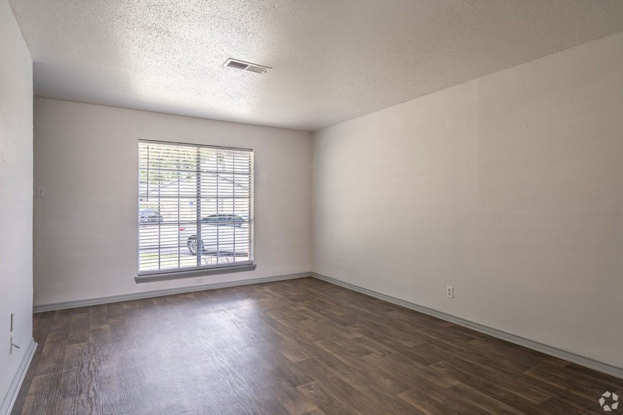 Lux Estate TX Apartments - Photo 7 of 15