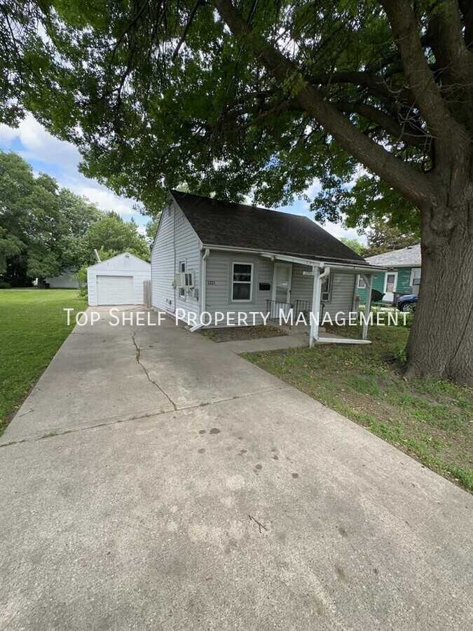 1221 E 27th Ct - Photo 2 of 8