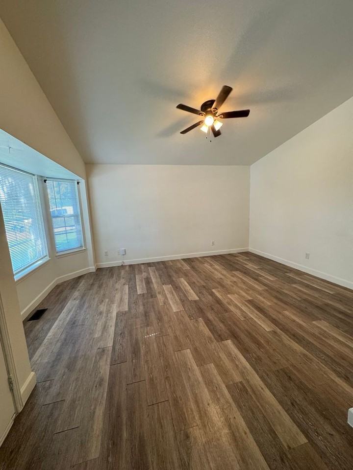 4012 Mallard Ave - Photo 3 of 32
