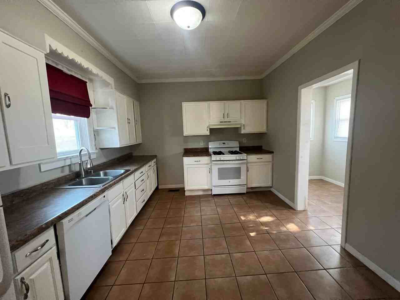 203 S Livergood St - Photo 3 of 5