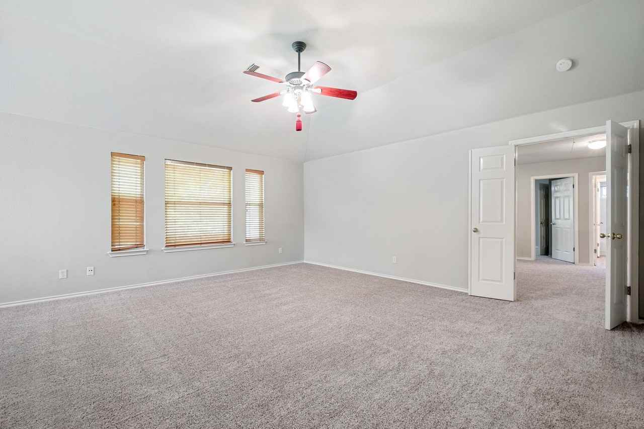 4229 Kingsburg Dr - Photo 4 of 39