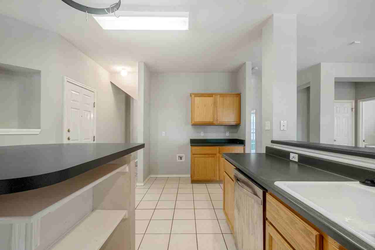 4229 Kingsburg Dr - Photo 5 of 39