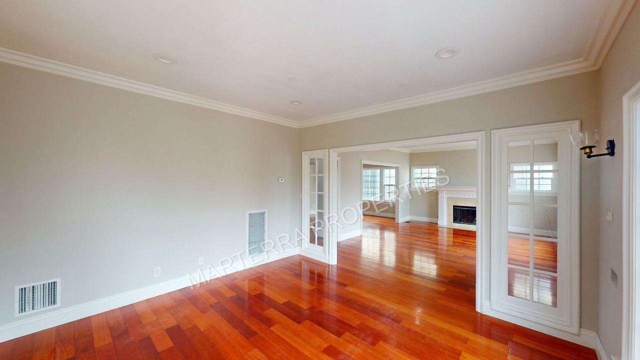 877 S Bronson Ave - Photo 7 of 29