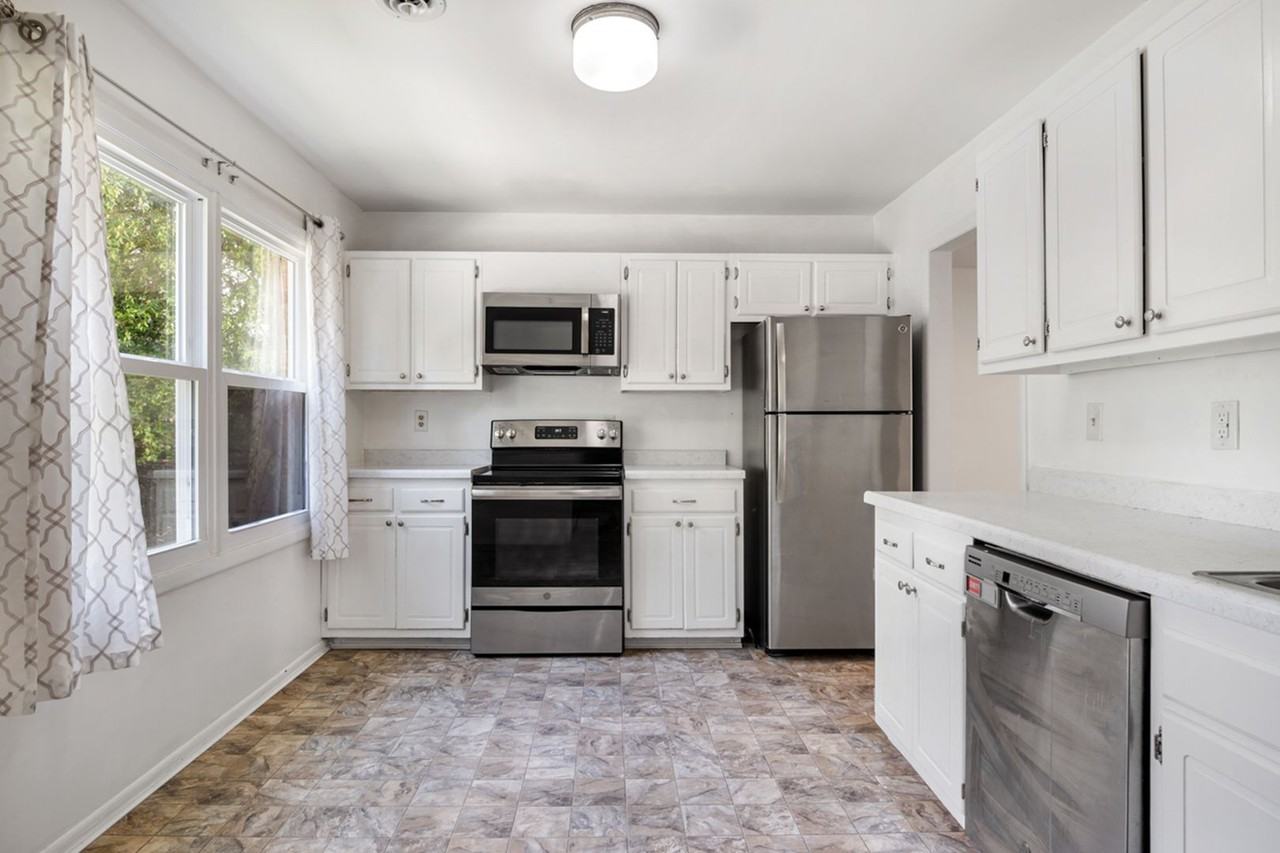 1918 Sussex Rd - Photo 2 of 26