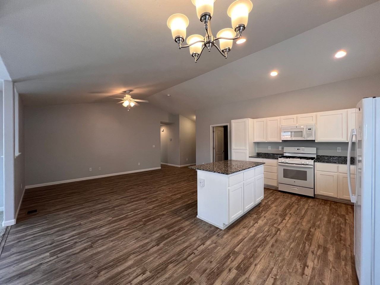 1310 Shadow Ln - Photo 3 of 32