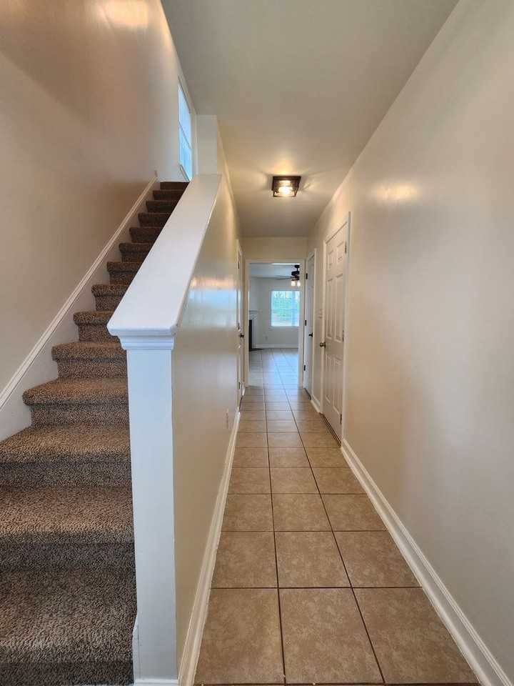 208 Lockwood Ct - Photo 5 of 43