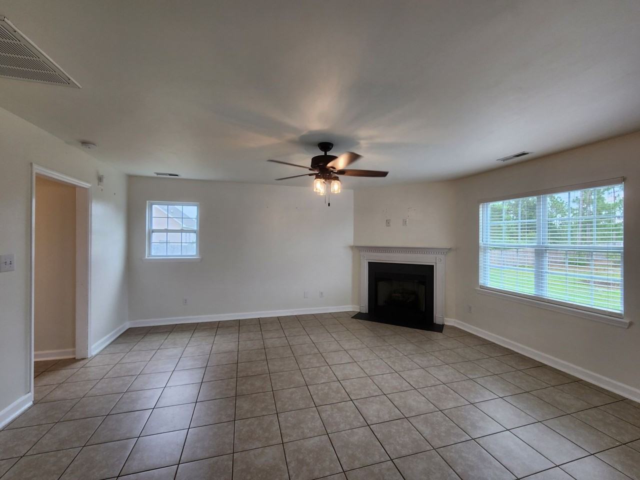 208 Lockwood Ct - Photo 7 of 43