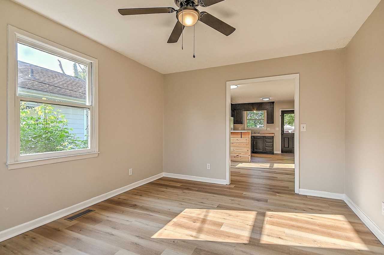 921 Elizabeth St - Photo 4 of 32