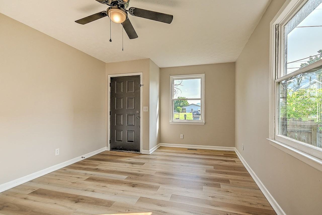 921 Elizabeth St - Photo 5 of 32