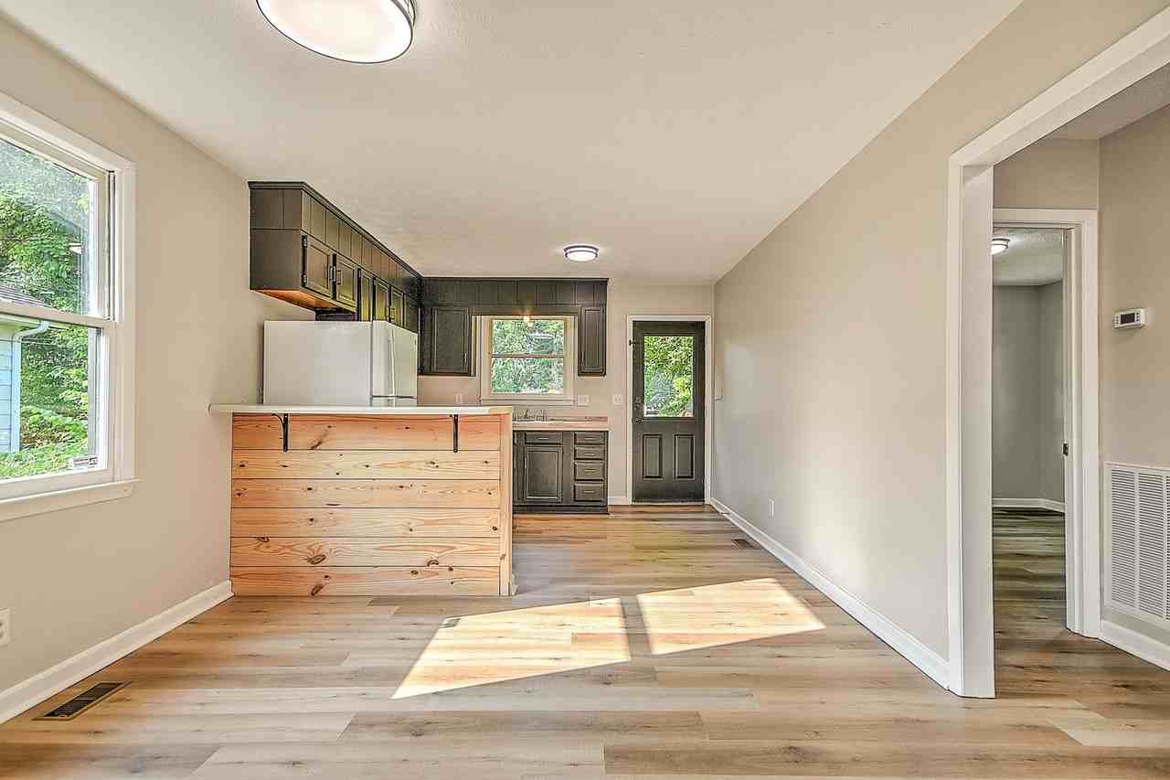 921 Elizabeth St - Photo 6 of 32